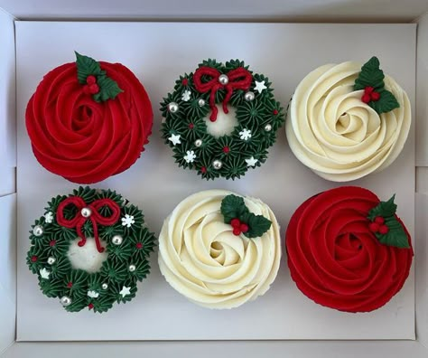 Cake For Holidays, Cupcake Christmas Decorating Ideas, Cupcake Christmas Design, Cute Cupcakes Birthday, Cupcake Designs Christmas, Christmas Cake And Cupcakes, Cupcakes Christmas Ideas, Cupcake Cakes Christmas, Cupcake For Christmas