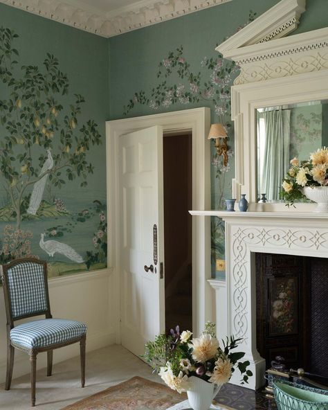 de Gournay on Instagram: "A storied property near London dating originally from the 1600’s, reformed in parts by each successive era of historic architecture…" White Peacocks, Green Chinoiserie, Dining Room Wallpaper, Japanese Home Decor, Hand Painted Wallpaper, Blue White Decor, Bedroom Murals, Vintage Interiors, Interior Deco