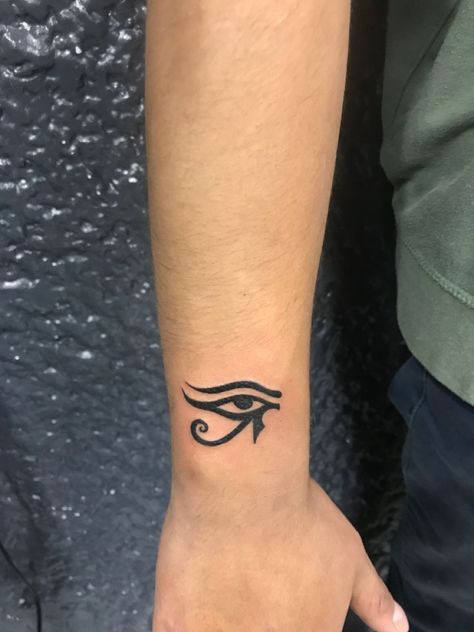 Horus Eye Tattoo, Ankh Tattoo, Horus Tattoo, Horus Eye, Tatuagem Masculina Pequena, Minimalist Tattoo Ideas, Unique Small Tattoo, Finger Tats, Cross Tattoo For Men