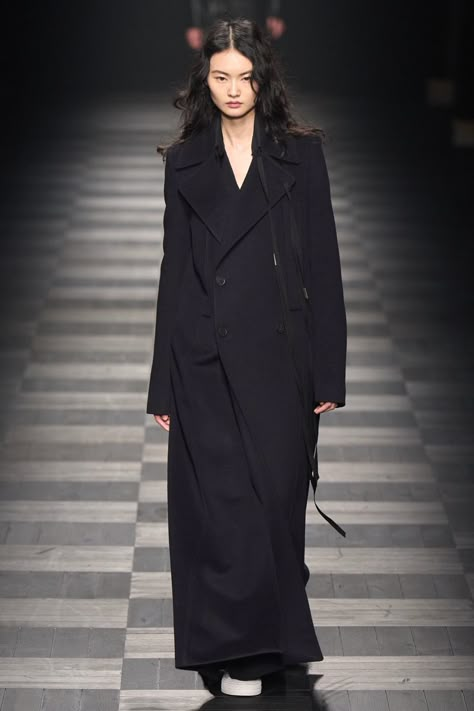 He Cong, Spring 2023 Ready To Wear, 2023 Ready To Wear, Vogue Russia, Style Upgrade, Ann Demeulemeester, Fashion Fits, Runway Models, Fashion Show Collection