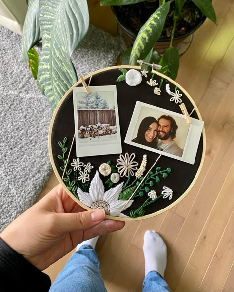 Embroidery In Picture Frame, Embroidery Hoop Picture Frame, Embroidery Polaroid Frame, Embroidery Photo Frame, Embroidery Picture Frame, Diy Embroidery Frame, Frame Embroidery, Embroidery Hoop Art Diy, Embroidered Photo