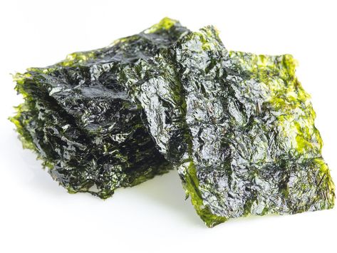 3 Clever Ways to Use Nori Sheets | With its briny flavor and crunchy texture, there's no wrong way to eat a nori sheet. Nori Recipe, California Rolls, Superfood Breakfast, Nori Seaweed, Seaweed Snacks, Sea Vegetables, How To Make Sushi, Workout Fitness, Superfoods