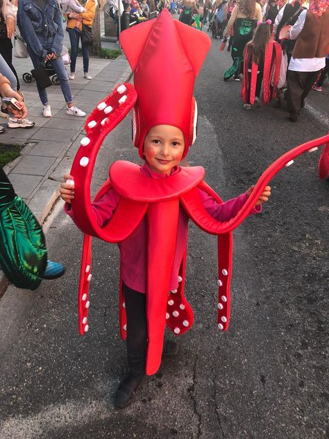 Giant Squid Costume, Sting Ray Costume, Sea Animal Costumes, Finding Nemo Jr Costumes, Octopus Costume Diy, Under The Sea Costumes Diy, Sea Monster Costume, Finding Nemo Costume Diy, Under The Sea Costume