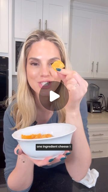 Keto Made Easy on Instagram Cheeze Its, Homemade Cheez Its, Sliced Cheese, Healthy Fitness Meals, Carb Snacks, Snack Dip, Crunchy Snack, Cracker Recipes, Low Carb Snacks