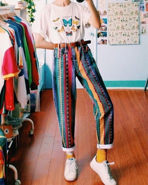 ✰ P I N T E R E S T : @celyahama8✰ Moda Academia, Clothing Hanger, 90's Fashion, Fashion Bottoms, Pants Vintage, Moda Vintage, Tomboy Fashion, Vintage Women, 80s Fashion