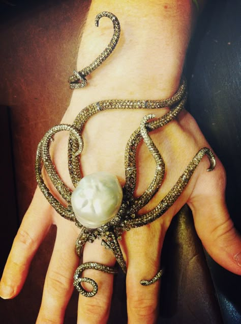 jfC. octopus ring - sevan bicakci.    must find this!! Sevan Bicakci, Octopus Ring, Pearl Jewels, Bohol, Gothic Steampunk, Mermaid Costume, Bling Bling, Ring Bracelet, Octopus