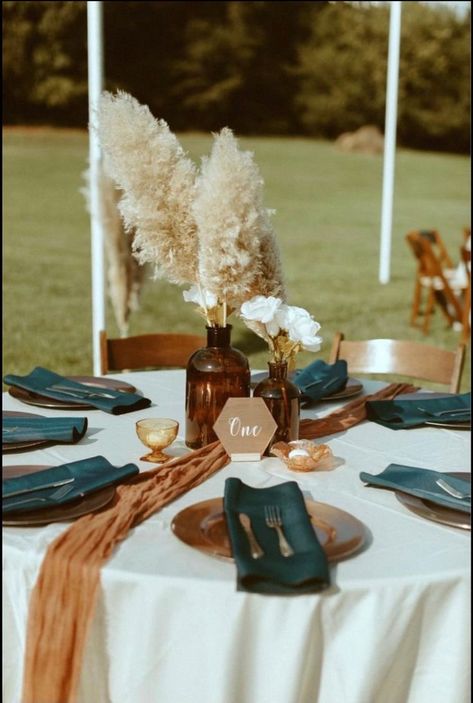 Boho Fall Wedding Aisle, Simple Boho Table Decor Wedding, Rustic Boho Wedding Table Centerpieces, Simple Western Table Centerpieces, Boho Table Decorations Wedding, Boho Western Table Centerpieces, Simple Boho Wedding Decor Centerpieces, Simple Boho Wedding Centerpieces Round Table, Western Wedding Decorations Table