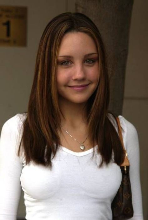 Young Amanda Bynes, Amanda Bynes Shes The Man, Amanda Bynes Hair, Viola Hastings, Y2k Haircut, Amanda Bynes 2000s, Iconic Brunettes, 2023 Resolution, Brunette Celebrity