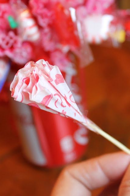 How To Make A Soda Can Candy Bouquet Valentine Candy Bouquet Ideas, Soda Can Candy Bouquet, Sweetie Gifts, Chocolates Ferrero, Candy Bar Bouquet, Bouquet Chocolate, Bouquet Graduation, Lollipop Bouquet, Cookie Bouquets