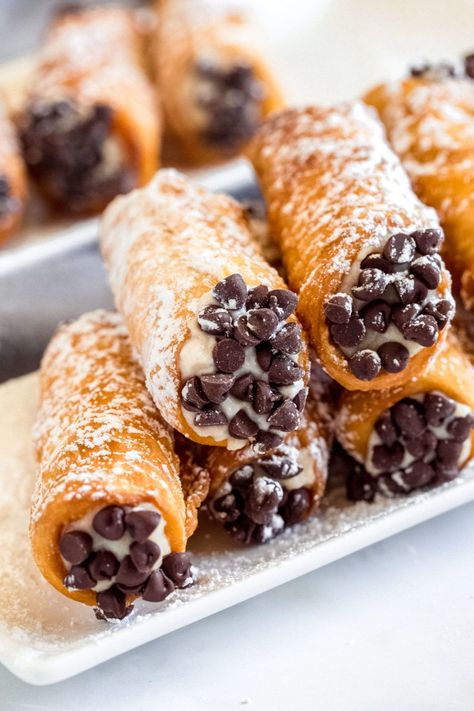 These homemade cannoli are made with crisp and flaky fried shells filled with a creamy and sweet ricotta filling and dipped in mini chocolate chips. It’s a classic Italian dessert that looks as good as it tastes, and it’s sure to impress everyone who tries it! #cannoli #dessert #pastry #italianrecipe Homemade Cannoli Recipe, Homemade Cannoli, Cannoli Filling, Cannoli Recipe, Italian Family, Dessert Aux Fruits, Clam Recipes, Italian Desserts, Cannoli