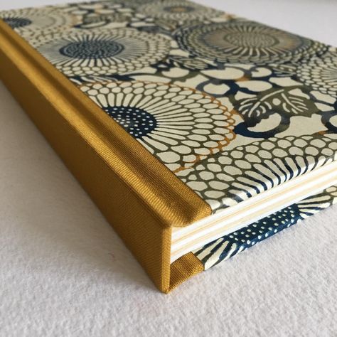 This past weekend I taught my first bookbinding workshop of the season @barizaki ... It always delights me to have a finished book at the… | Instagram Bookbinding Materials, Book Binding Design, Bookbinding Ideas, Binding Covers, Book Binding Diy, Notebook Cover Design, Book Binder, Notebook Art, Book Spine