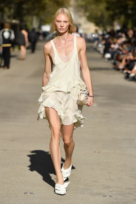 Stella McCartney RTW Spring 2024 [PHOTOS] – WWD Vogue Aesthetic, Stella Mcartney, Feminine Minimalist, High Fashion Runway, Fashion Bible, Fashion Couture, Spring 2024, British Style, Fall Fashion