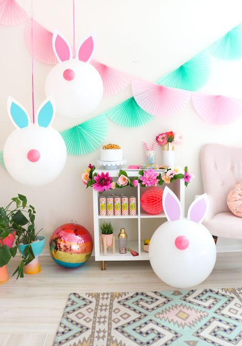 Decora tu fiesta en casa con globos #manualidades #diy #globos Bunny Balloons, Balloon Bunny, Bunny Balloon, Diy Osterschmuck, Easter Birthday Party, Bunny Birthday Party, Easter Entertaining, Bunny Party, Easter Party Decor