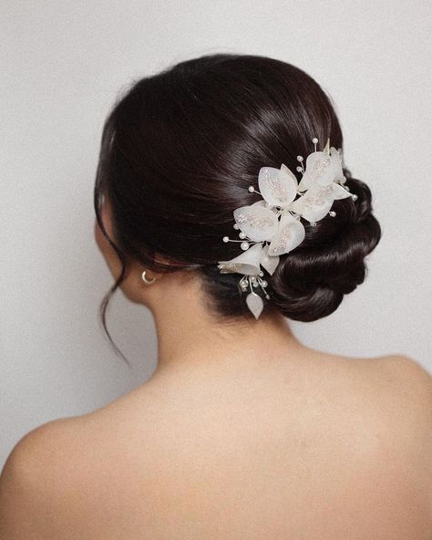 Classic Bridal Hairstyle that never fades 🤍 Hair by me | @albertmuyohair Hair Accessories | @hhmbyolive #bride #bridemakeup #brides… | Instagram Filipiniana Bride, Filipiniana Hairstyle, Filipiniana Wedding Theme, Filipiniana Wedding, Philippine Wedding, Fabric Leaves, Faded Hair, Bridal Hairstyle, Bridal Hair Jewelry