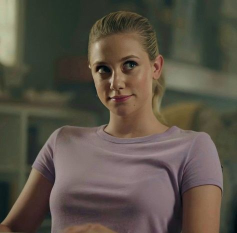 Riverdale Season 1, Betty Cooper Riverdale, Riverdale Betty, Archie And Betty, Bughead Riverdale, Charlotte Mckinney, Riverdale Cast, Betty Cooper, Lili Reinhart