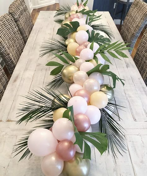 Spring Baby Shower Ideas, Hawaiian Bridal Shower, Hawaiian Baby Showers, Pearl Balloons, Luau Baby Showers, Tropical Bridal Showers, Outdoor Baby Shower, Tropical Baby Shower, Fiesta Tropical