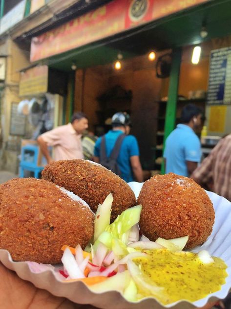 Top 5 Kolkata street foods to savor Kolkata Food Photography, Bengali Street Food, Street Food Pictures, Kolkata Snapchat, Street Food Photography, Kolkata Street Food, Bangladesh Food, Street Food Indian, Indian Places