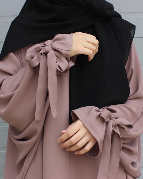 Foto Aesthetic, Sleeves Ideas, Sleeves Designs For Dresses, Skirt And Blouse, Designs For Dresses, Fashion Hacks Clothes, Niqab, Abayas Fashion, Abaya Fashion