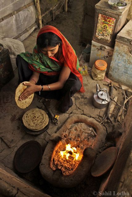 Making chapatis the traditional way Amazing India, India Culture, India Photography, India People, India Food, North India, Varanasi, South Asia, Incredible India