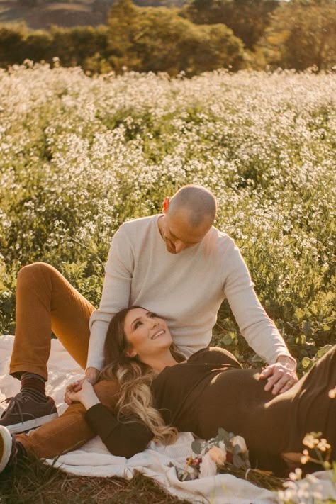 Deitados no sol grávida laying down on the sun love heaven heavenly love picnic couple couples goals sessão de fotos ensaio campo flores brancas delicado deitada gestante pregnant love sweet | Fotos por @BrunaPontesPhoto Bruna Pontes Fotografia Maternity Photo Laying Down, Maternity Pictures Laying Down, Pregnant Picnic Photoshoot, Maternity Pictures Picnic, Maternity Laying Down Poses, Meadow Maternity Photos, Picnic Pregnancy Photoshoot, Laying Down Couple Poses, Maternity Picnic Photoshoot