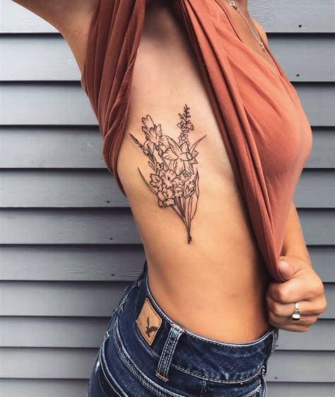 Flower bouquet rib tattoo Bouquet Rib Tattoo, Simplicity Tattoos, Side Foot Tattoos, Flower Tattoo On Ribs, Cute Foot Tattoos, Flower Bouquet Tattoo, Kunst Tattoos, Bouquet Tattoo, Tattoo Minimalist