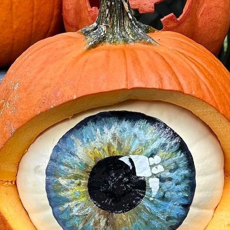 Keystone Crafter | Jane Grubb on Instagram: "This eyeball pumpkin turned out even cooler & creepier than I had hoped. Best part: I used a photo of my oldest daughter’s left eye as a reference ••• #pumpkincarving #uniquepumpkin #pumpkindesigns #pumpkinart #paintedpumpkin #pumpkineyeball #eyeballpumpkin #creepypumpkin #pumpkinking #spookyseason #spoopyseason #timburtonstyle" Eyeball Pumpkin, Story Book Pumpkin, Pumpkin Eyes, Pumpkin Decorating Diy, Pumpkin Carving Contest, Scary Eyes, Creepy Pumpkin, Pumpkin Contest, Oldest Daughter