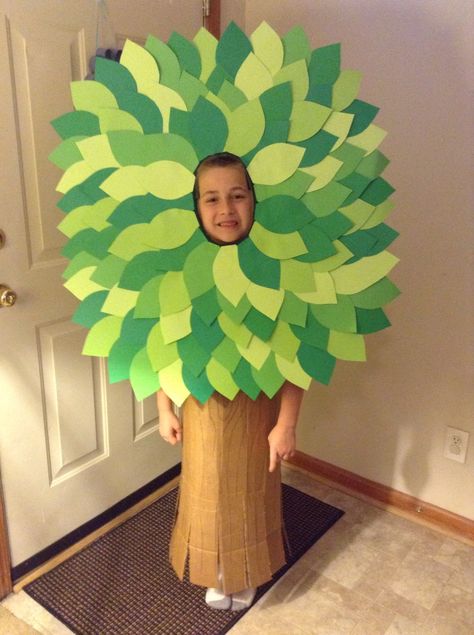 A tree costume I made for my son's play. Tree Costume For Kids, Tree Costume Diy, Noah Costume, Tree Fancy Dress, Tree Halloween Costume, Fancy Dress Costumes Kids, Halloween Diy Paper, Clown Crafts, Fruit Costumes