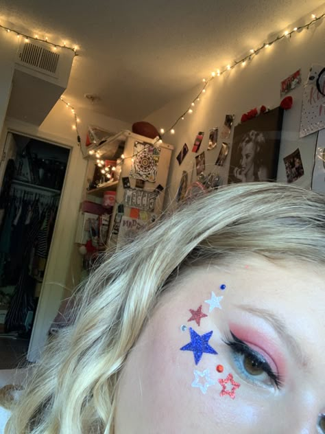 Simple 4th Of July Face Paint, Hoco Week Ideas, Spirit Face Paint, School Spirit Face Paint, Fourth Of July Makeup, Football Makeup, July Makeup, Spirit Week Ideas, Dua Lipa Concert