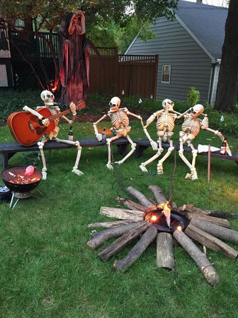 Skeleton Scenes, Front Yard Halloween Decorations, Funny Halloween Decorations, Diy Halloween Party, Cheap Diy Halloween Decorations, Halloween Camping, Halloween Diy Outdoor, Halloween Outside, Dollar Tree Halloween