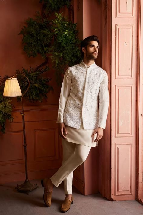 Lehenga Sequins, Engagement Outfits Indian, Menswear 2022, Sangeet Outfit For Men, Couture Lehenga, Engagement Dress For Men, Couture Menswear, Indian Wedding Suits Men, Indian Wedding Clothes For Men