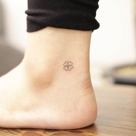 60+ Heart Tattoo Design Ideas for Your Inspiration - 100 Tattoos Clover Minimalist Tattoo, Quadrifoglio Tattoo, Four Hearts Tattoo, Ireland Tattoo Ideas, Leaf Clover Tattoo, Heart Tattoo Design, Traditional Heart Tattoos, Ireland Tattoo, Simple Heart Tattoos