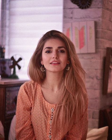 Momina Mustehsan on Instagram: “I like noise filters 🙃” Momina Mustehsan, Hina Altaf, Ethnic Wears, Cotton Saree Blouse Designs, Hania Amir, Cotton Saree Blouse, Pakistani Style, Pakistani Fashion Casual, Pakistani Dresses Casual