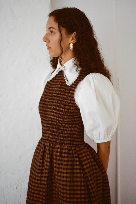 Midi Dress For Winter, Styling A Dress For Fall, Dress Shirt Under Dress, German Womens Fashion, Fall Sewing Projects Clothes, Classy Birthday Outfits For Women, Dress Inspiration Casual, Sweater Vest And Dress, Winter Dress Aesthetic