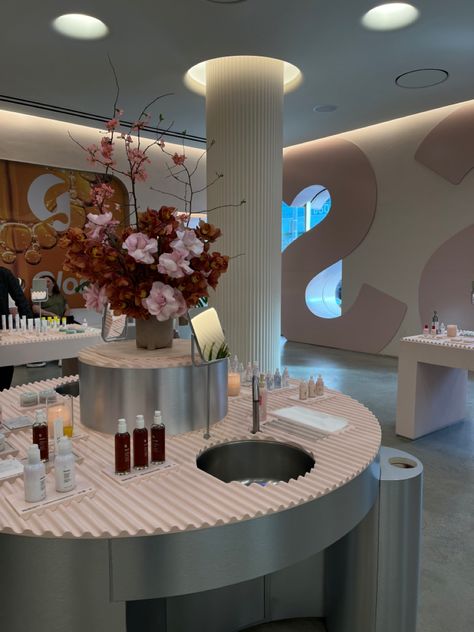 Glossier Flagship Store, Glossier Office, Melrose Los Angeles, Glossier Store, Beauty Retail, Event Booth Design, Interior Detailing, Retail Store Interior Design, Event Booth