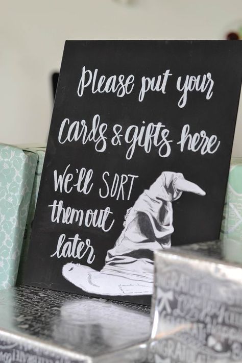 Planning a Harry Potter themed wedding? This adorable Sorting Hat sign will let guests know where to leave their presents. Harry Potter Shower, Harry Potter Bridal Shower, Cumpleaños Harry Potter, Nerd Wedding, Harry Potter Bday, Nerdy Wedding, Harry Potter Wedding Theme, Harry Potter Baby Shower, Festa Harry Potter