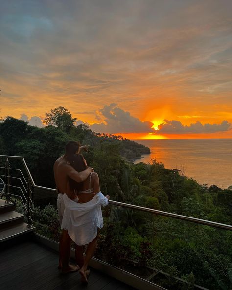 Couple embracing on a private balcony, watching a vibrant sunset over the lush rainforest and ocean at Hotel Makanda in Manuel Antonio, Costa Rica. Costa Rica Proposal, Honeymoon In Costa Rica, Honeymoon Costa Rica, Costa Rica Sunset, Costa Rica Couple, Thailand Couple, Costa Rica Nature, Lush Rainforest, Costa Rica Honeymoon