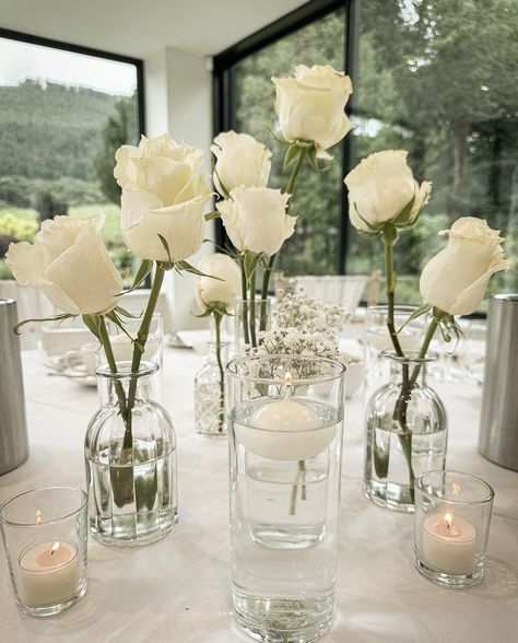 Wedding Dinner Table Setting, White Rose Centerpieces, White Engagement Party, Bud Vase Centerpiece, Round Wedding Tables, Small Wedding Ideas, White Roses Wedding, Provence Wedding, Candle Wedding Centerpieces