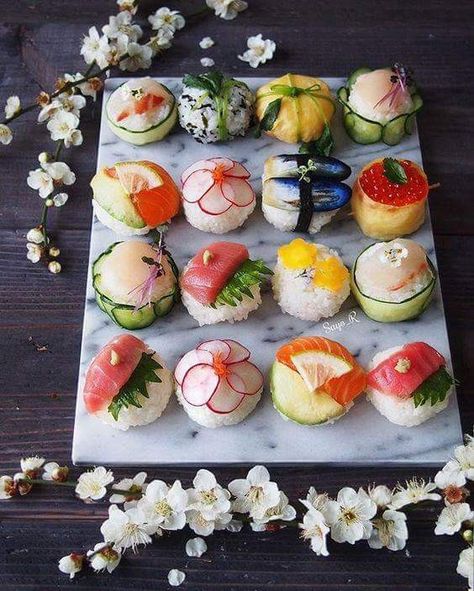 S ~ Sushi Koreansk Mad, Temari Sushi, Sushi Ideas, Hand Ball, Sushi Platte, Sushi Love, Sushi Art, Sushi Recipes, Sea Food