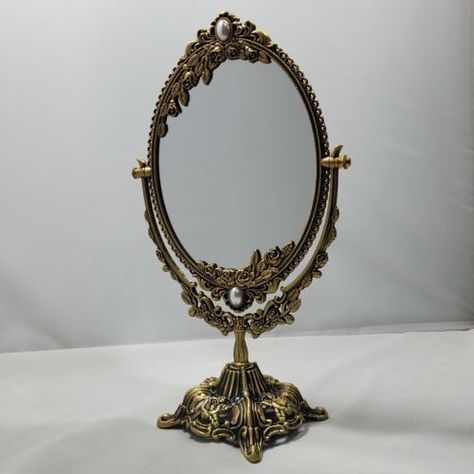 Find many great new & used options and get the best deals for Oval Ornate Freestanding Vanity Mirror Brass Frame Retro Vintage Antique Style at the best online prices at eBay! Free shipping for many products! Antique Vanity With Oval Mirror, 3 Mirror Vanity Vintage, Vintage Vanity Mirrors, Vintage Frame Mirror, Antique Gold Bathroom Mirror, Vintage Gold Home Decor, Antique Chic Decor, Vintage Desk Mirror, Brass Antique Decor