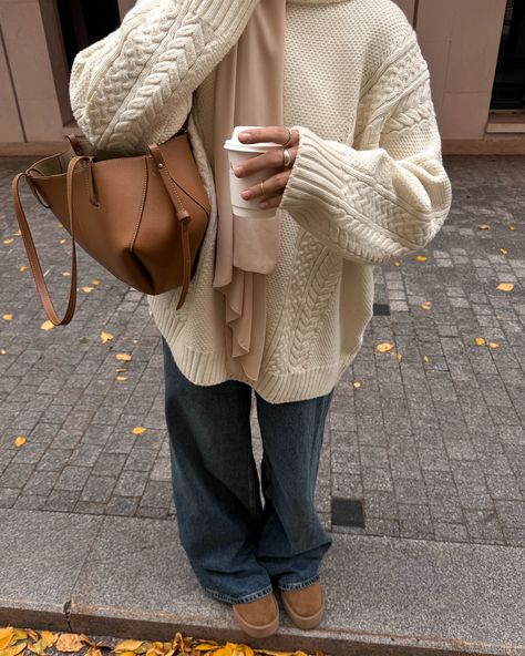 Ugg Season, Warm Fall Outfits, Modest Winter Outfits, Uggs Outfits, Outfit Ideas For Fall, Stylish Outfits Casual, Hijabi Outfit, Modesty Outfits, Mode Turban