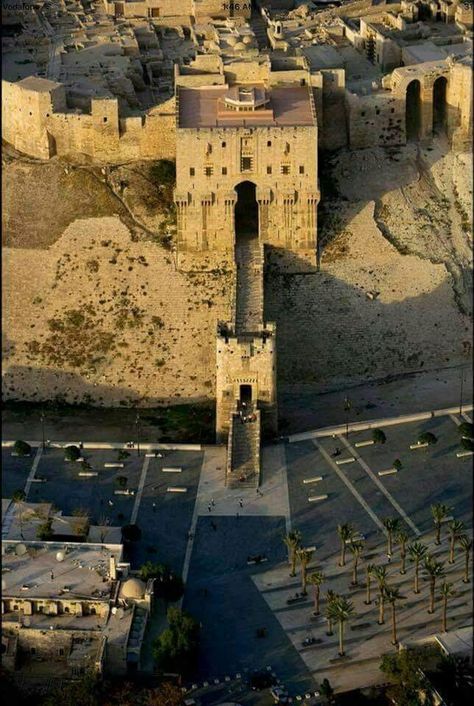 Lebanon Beaches, Syria Pictures, Aleppo City, Islamic City, Aleppo Syria, Middle Eastern History, Architectural History, Damascus Syria, Ancient Buildings