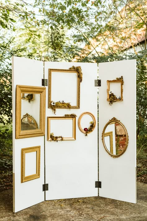 Hanging Frame Photo Booth, Wedding Arch Photo Booth, Wallpaper Photo Backdrop, Photo Op Wall Ideas, Photo Opp Wall, Picture Wall Backdrop, Photoshoot Wall Ideas Photo Backdrops, Photo Frame For Party, Photobooth Ideas Events