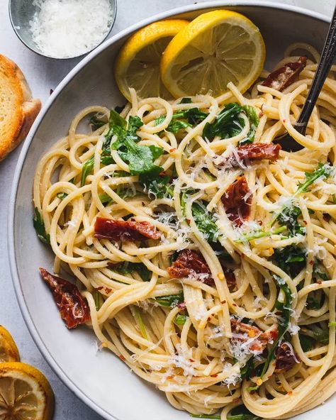 Lemon Arugula Pasta | Foodtalk Pasta With Arugula And Tomatoes, Lemon Arugula Pasta, Couscous Dishes, Arugula Pasta, Cherry Tomato Pasta, Broccoli Pasta, Stuffed Shells Recipe, Lemon Pasta, Lemon Slices