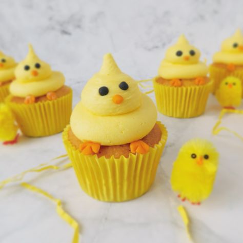 Yellow cupcakes with a chick design Yellow Duck Cupcakes, Simple Easter Cupcake Ideas, Duck Cupcakes Ideas, Easter Cupcake Designs, Duckling Cupcakes, Easter Themed Cupcakes, Chick Birthday Party Ideas, Easter Cupcake Ideas Easy, Easter Tarts