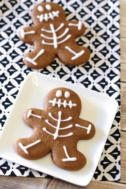 Gluten-Free Vegan Gingerbread Skeleton Cookies | Sarah, Baking Gluten Free Diy Gingerbread Cookies, Decorated Food, Vegan Halloween Treat, Skeleton Cookies, Vegan Halloween Food, Galletas Halloween, Halloween Cookie Recipes, Gingerbread Cookies Decorated, Vegan Halloween