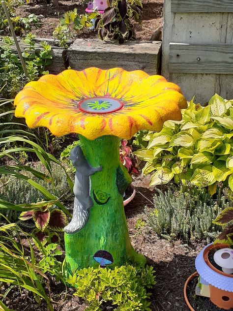 Bird Bath Painting Ideas Concrete, Painted Bird Bath, Ceramic Bird Bath, Bath Garden, Concrete Bird Bath, Painting Cement, Bath Paint, Painted Concrete, Bath Makeover