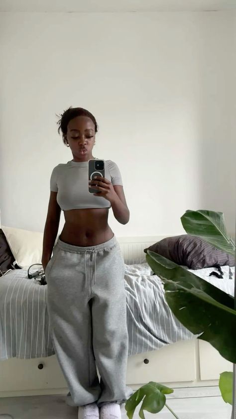 Chill Fits Black Women, Sweatpants Outfit Black Women, Sweatpants Outfit Aesthetic, Minimal Fits, Sweatpants Aesthetic, Birkenstock Mules, Clogs Birkenstock, Cute Lounge, Lounge Outfits