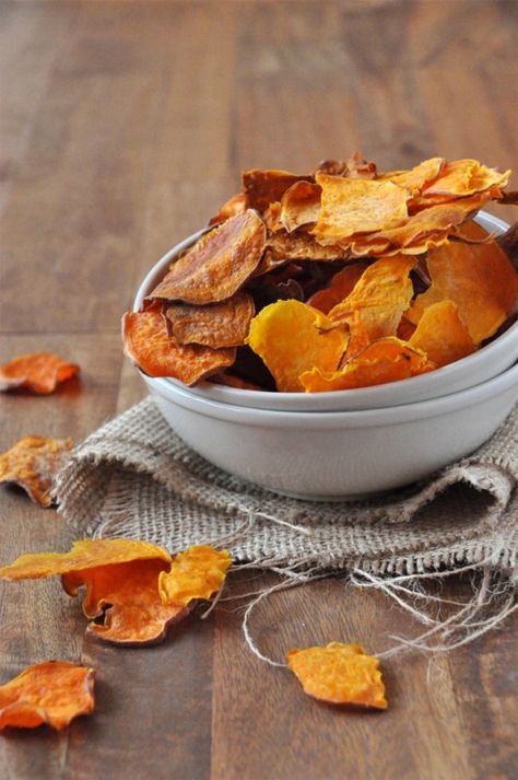 Potato Presentation Ideas — Food Styling — Recipes RoundUp — Eatwell101 Healthy Chips Recipe, Sweet Potato Chips Recipe, Parsnip Chips, Sweet Potato Chips Baked, Healthy Chips, Minimalist Baker, Easy Veggie, Sweet Potato Chips, Chips Recipe