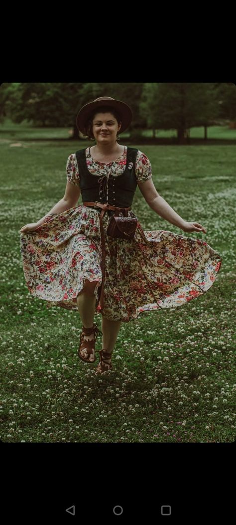 Bodice, floral cottage dress, hobbit maiden Hobbit Core Outfits, Hobbit Fashion, Hobbit Core, Fantasy Core, Core Outfits, Core Cottage, Diy Clothing, + Core + Aesthetic, Cosplay Ideas