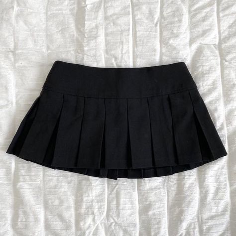 Pleated Black Mini Skirt, Black Mini Pleated Skirt, Black Pleated Mini Skirt, Skirt Aesthetic, Grunge Y2k, Goth Grunge, Baggy Pants, Black Mini Skirt, Pleated Mini Skirt